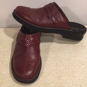 Clarks Leather Mules Clogs slip on. Size 6M Burgundy.